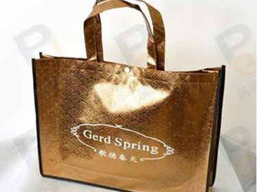 無(wú)紡布袋的彩色覆膜袋的優(yōu)點(diǎn)